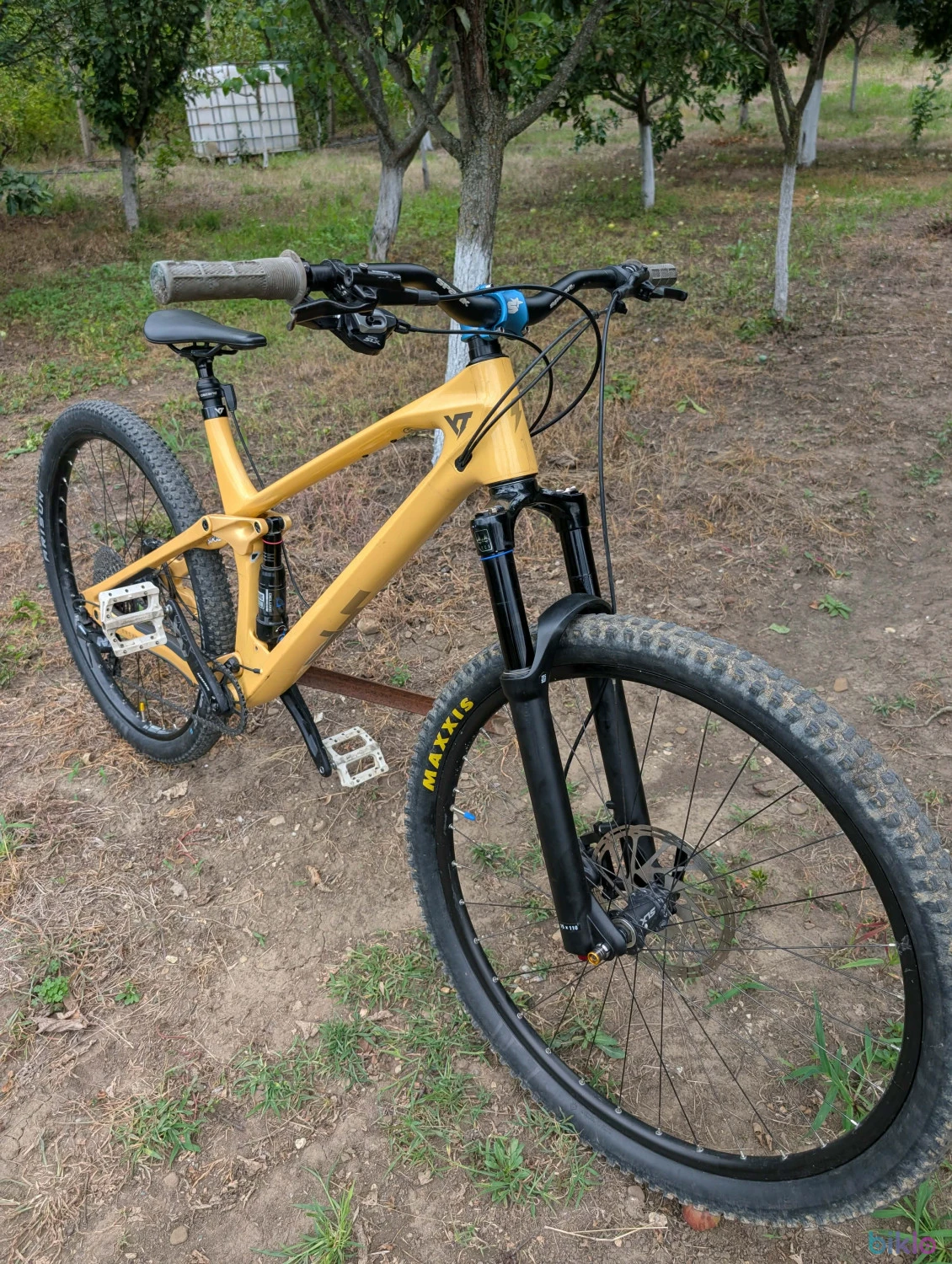 8. Bicicleta YT industries Izzo 2023