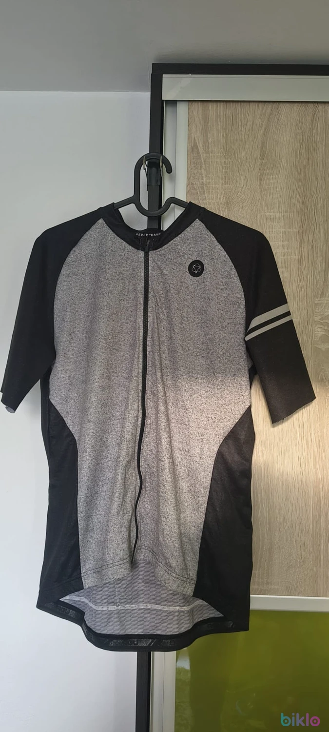 1. Vând tricou Agu