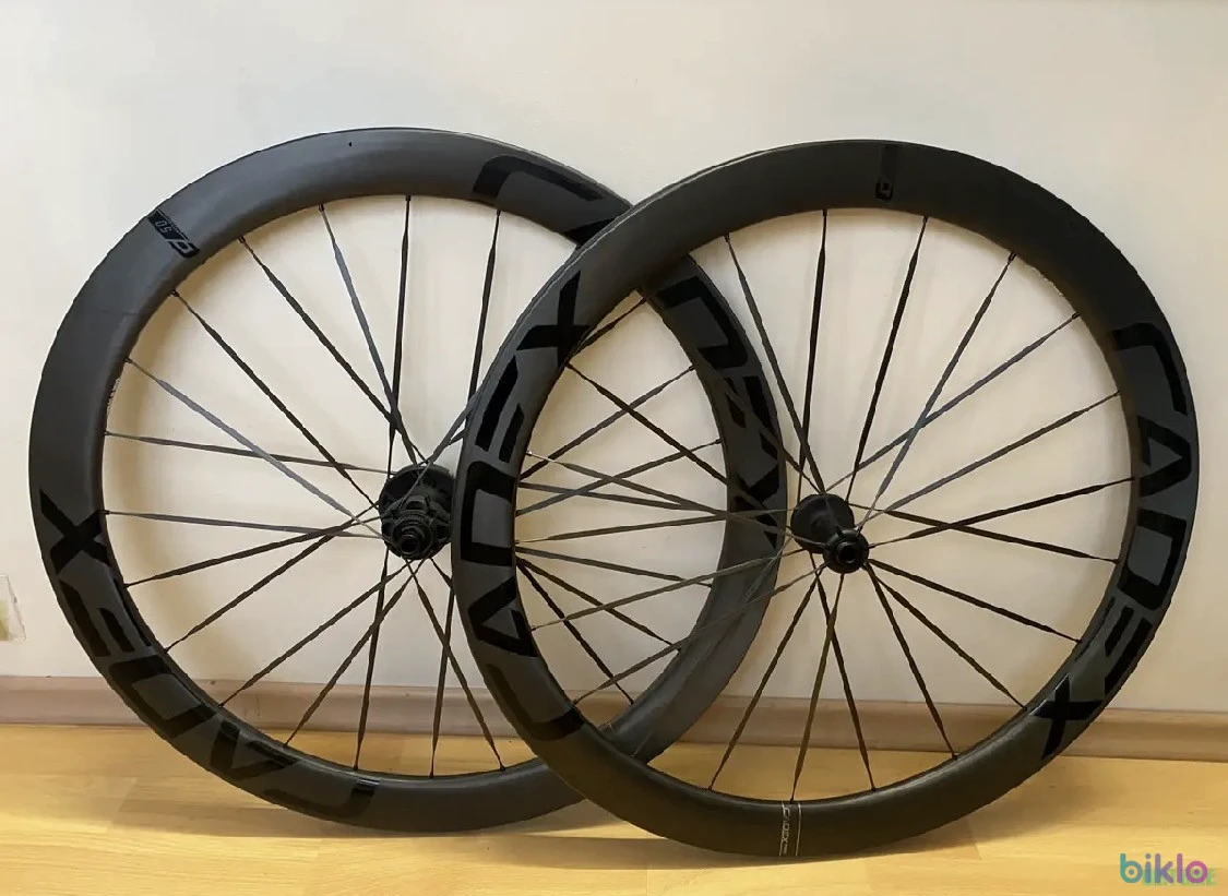 1. Cadex Ultra 50 1363g spițe carbon