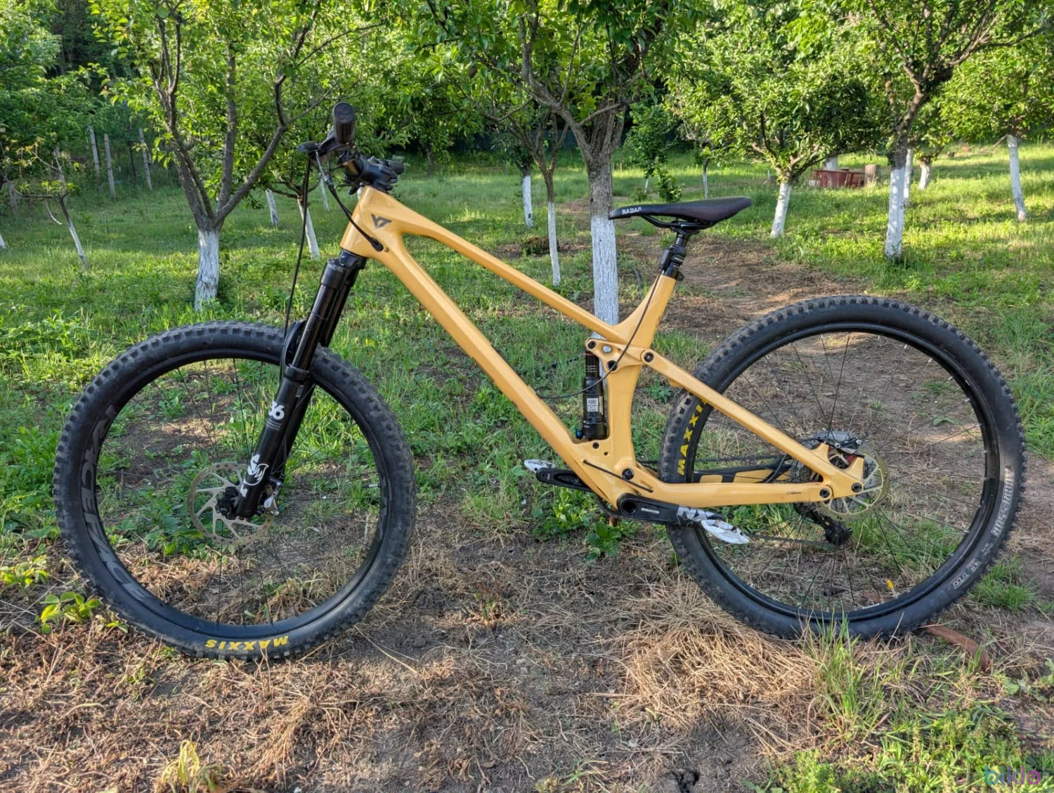 1. Bicicleta YT industries Izzo 2023