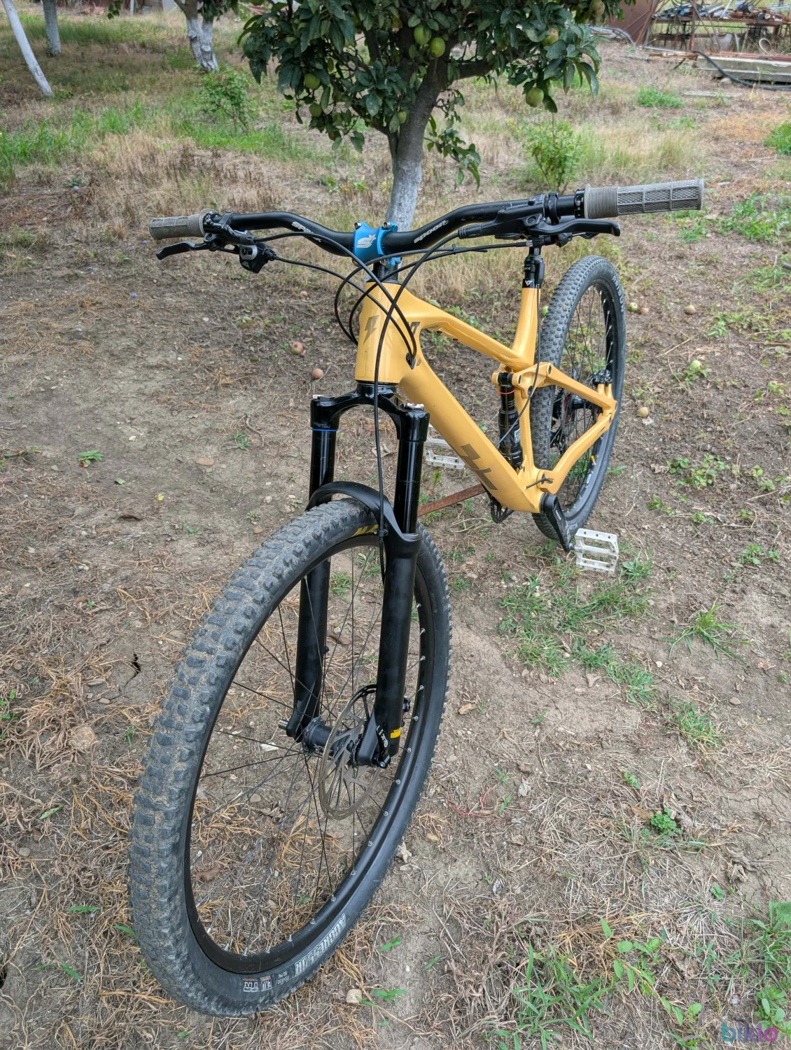 3. Bicicleta YT industries Izzo 2023