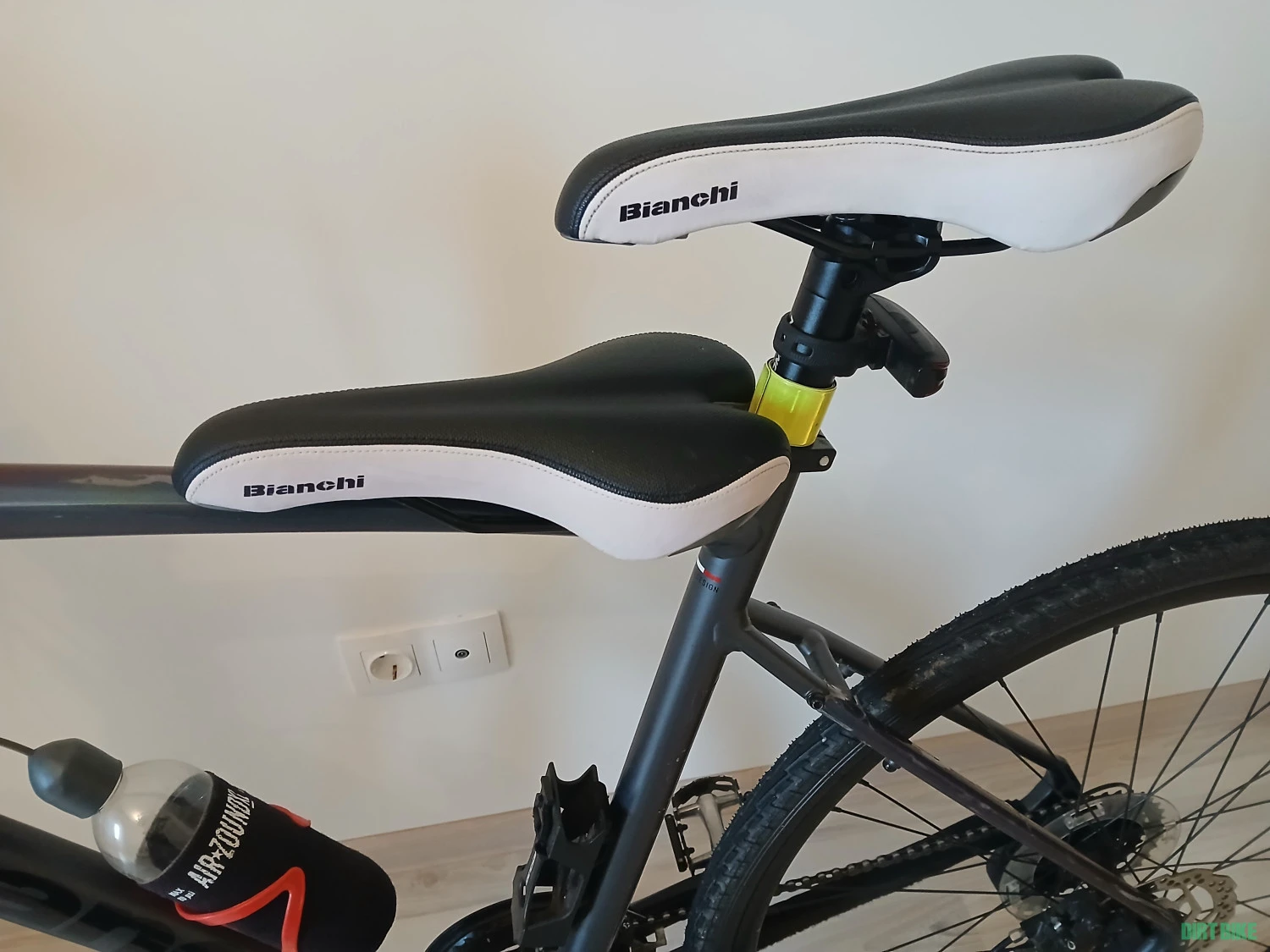 1. Șa bicicletă Bianchi nouă