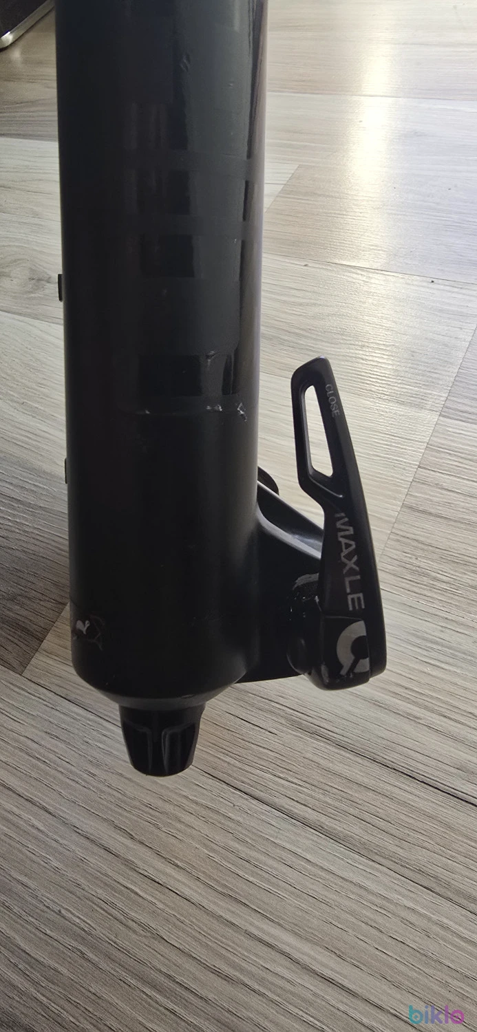 5. Furca RockShox Domain R 170mm