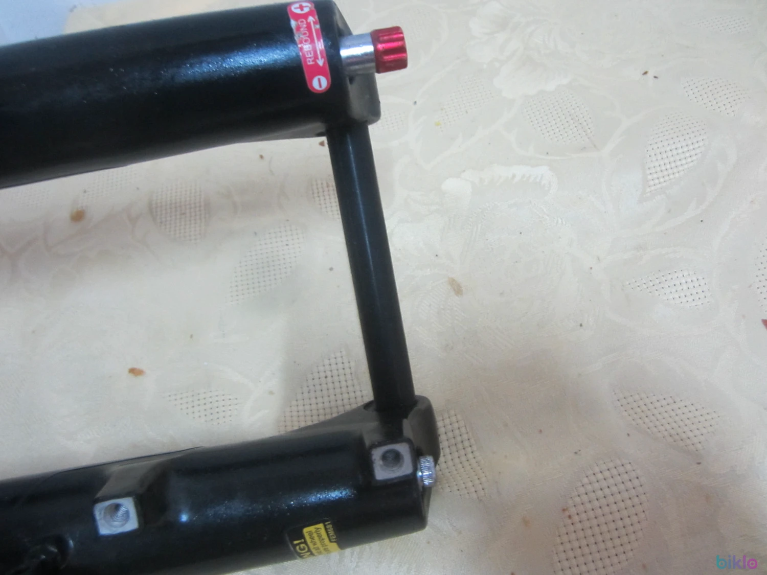 6. Furca Suntour cu ax de 15 pe roata de 28