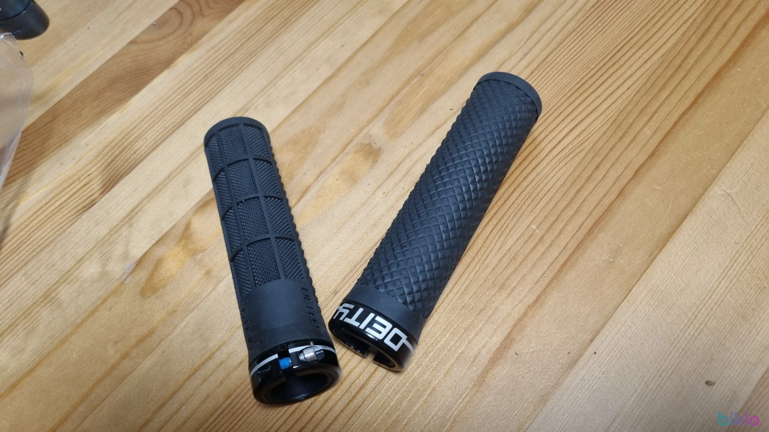 1. Deity grips mansoane negre noi