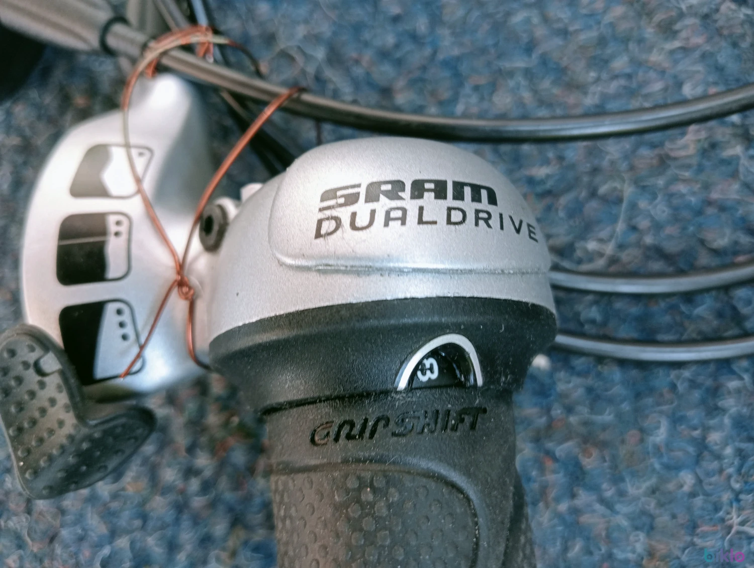 2. Maneta schimbator SRAM Dual Drive 8 pinioane si 3 V in butuc si Shimano Nexus 7