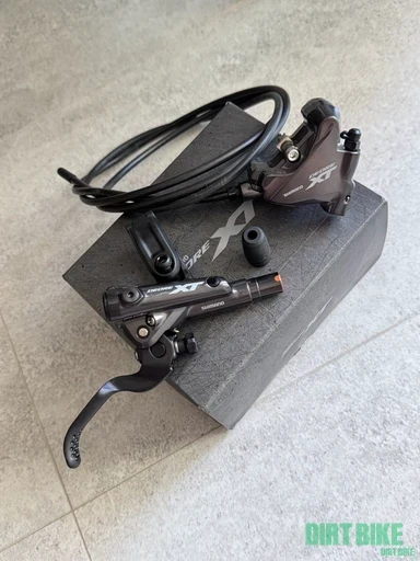1. Frana Shimano Deore XT BL-M8100 BR-M8110 Flat-mount