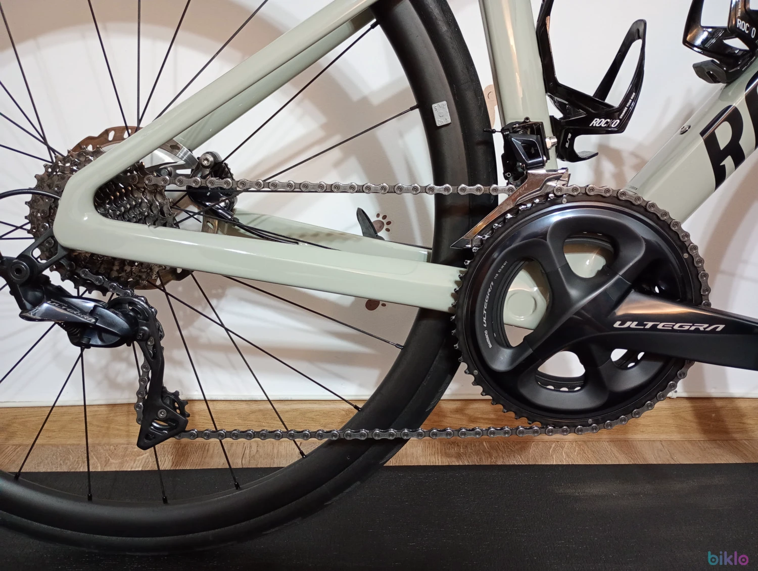 3. Rose Xlite 04 (7,3 kg, roti carbon 1.360 g, Ultegra, marime 50/XS)