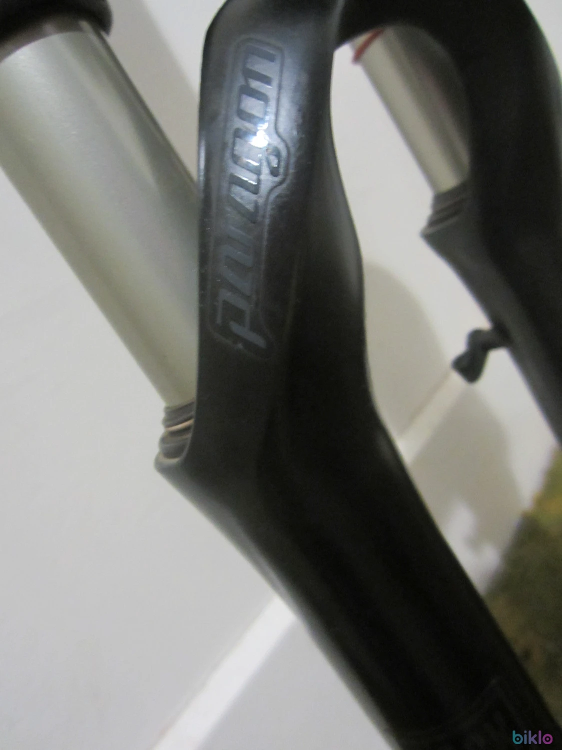 2. Furca pe aer rock shox paragon pt roata 28 cu far