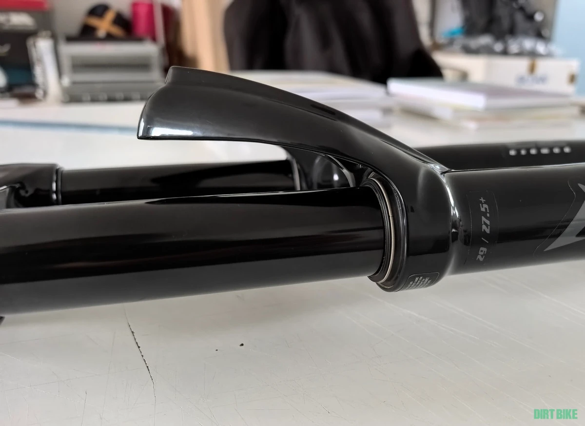 2. Furca Marzocchi Z2, 120mm travel, 29"