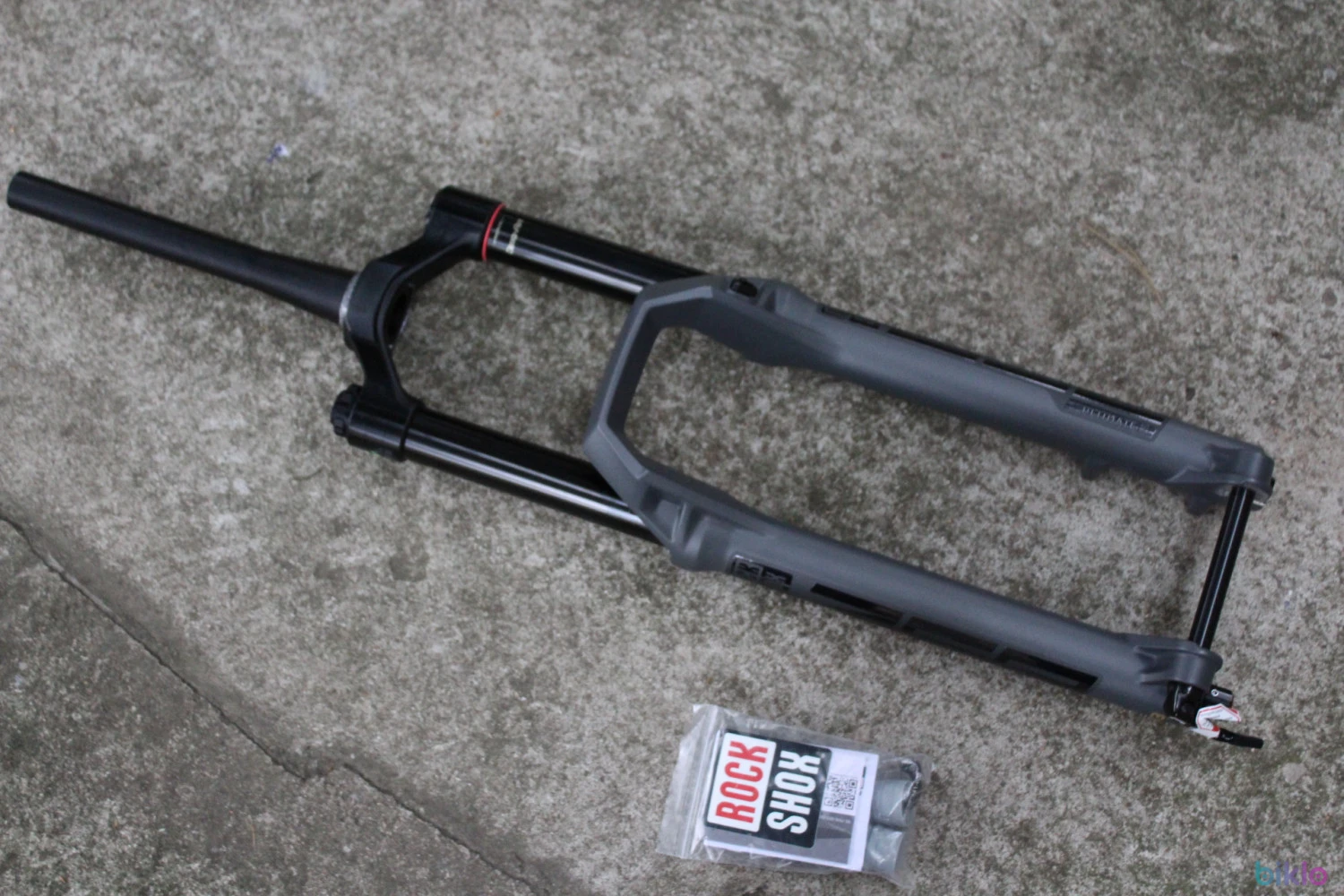 1. RockShox ZEB Ultimate Charger 3 RC2 29" DebonAir+ 190mm Tapered Boost furca telescopica