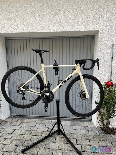 1. KTM Revelator Alto – Ultegra Di2 – Carbon – Aerlite Carbonräder – Größe 52/S