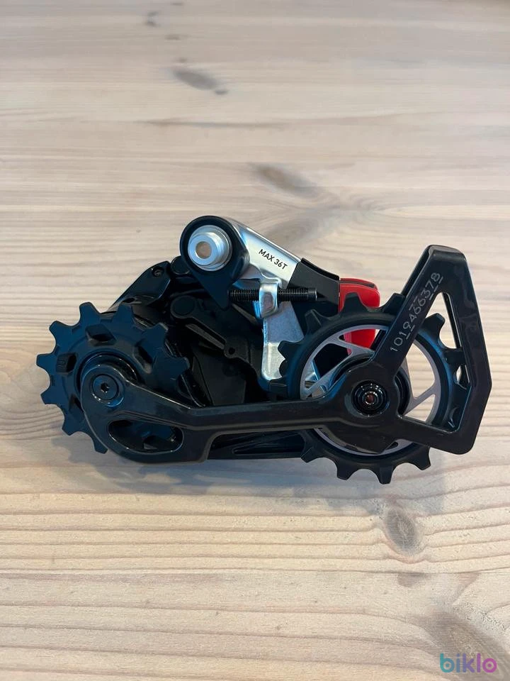 3. Dérailleur arrière SRAM RED AXS E1 (neuf)
