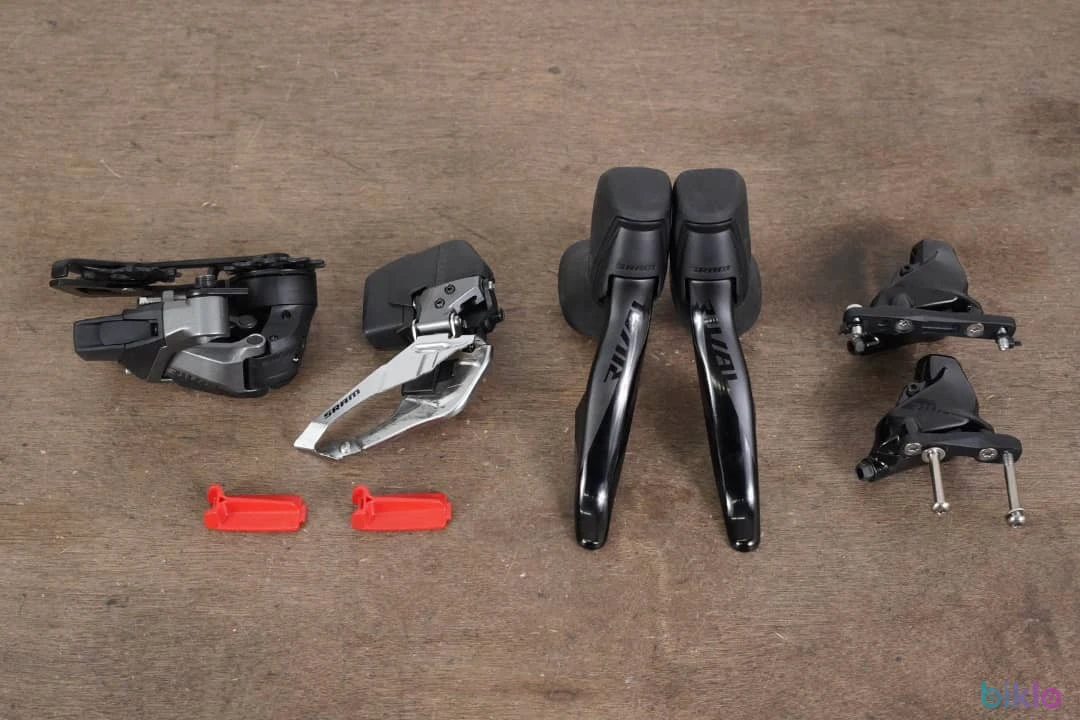 1. Groupe SRAM Rival eTap AXS HRD 12 vitesses avec freins à disque hydrauliques électroniques