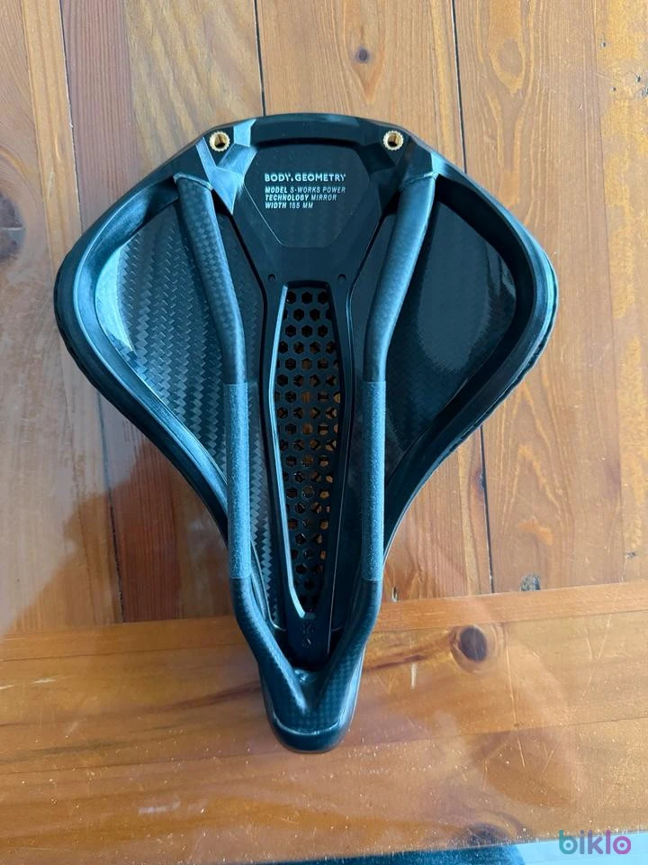 2. Selle Specialized S-Works Power avec rétroviseur 155 mm