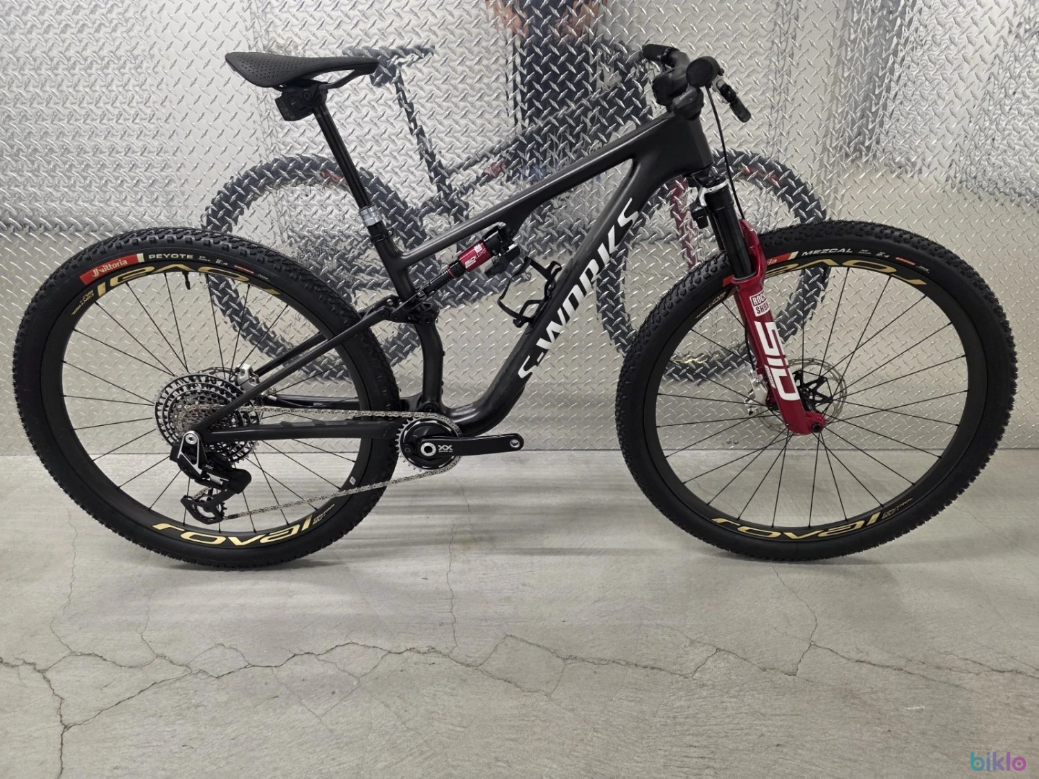 17. Specialized S-Works Epic 8 Medium Flight Attendant