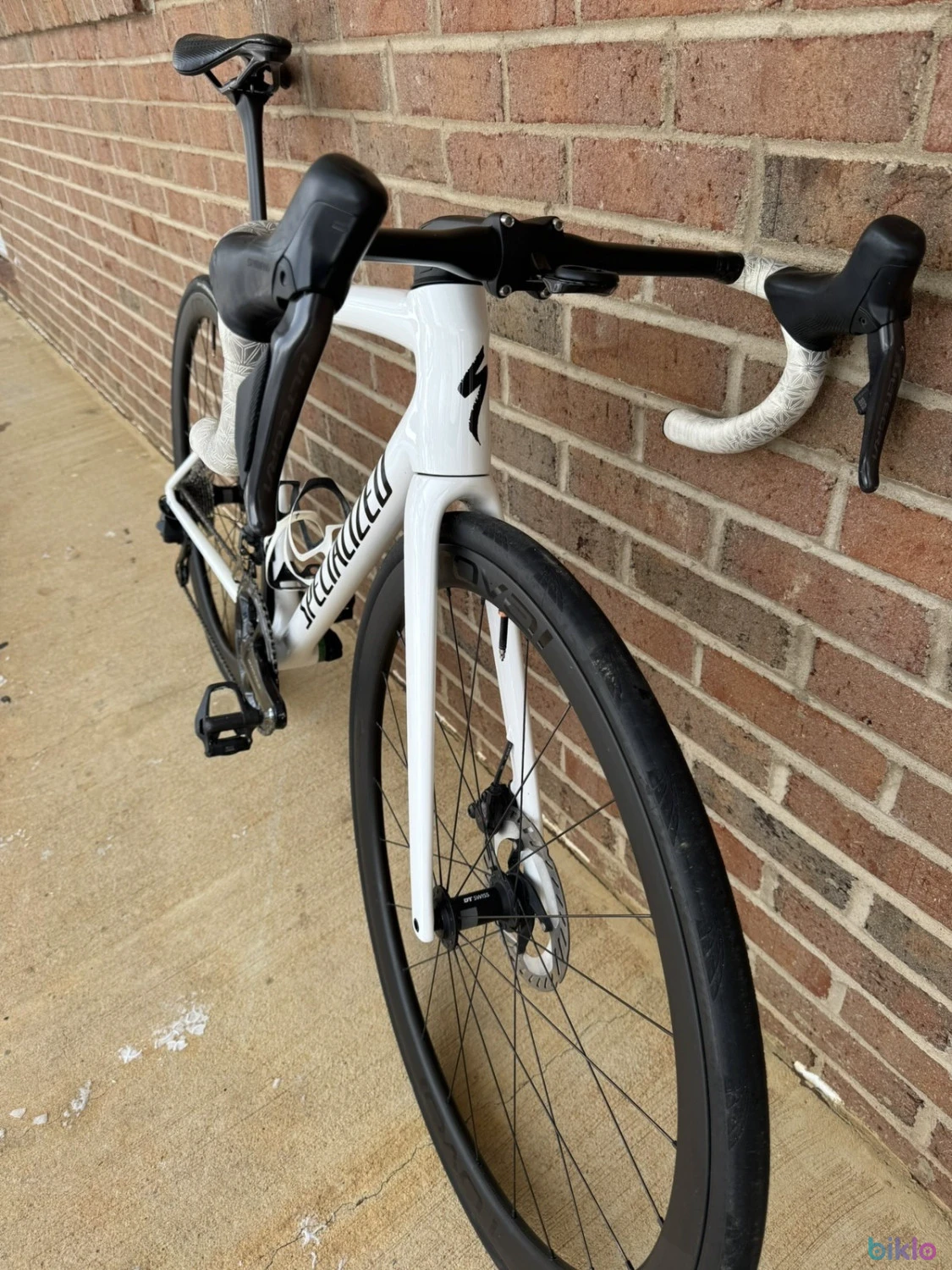 6. 2025 Specialized Tarmac SL8 Expert Ultegra Di2 54cm
