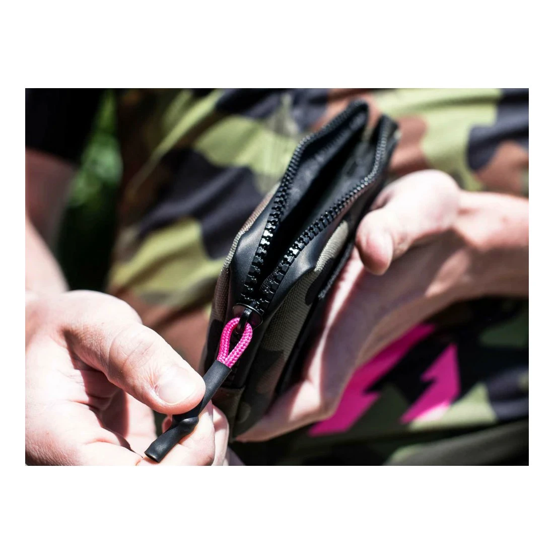 7. Borseta Muc-Off Essentials Camo