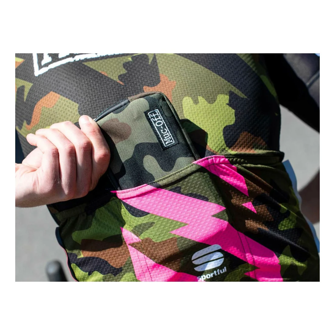 2. Borseta Muc-Off Essentials Camo