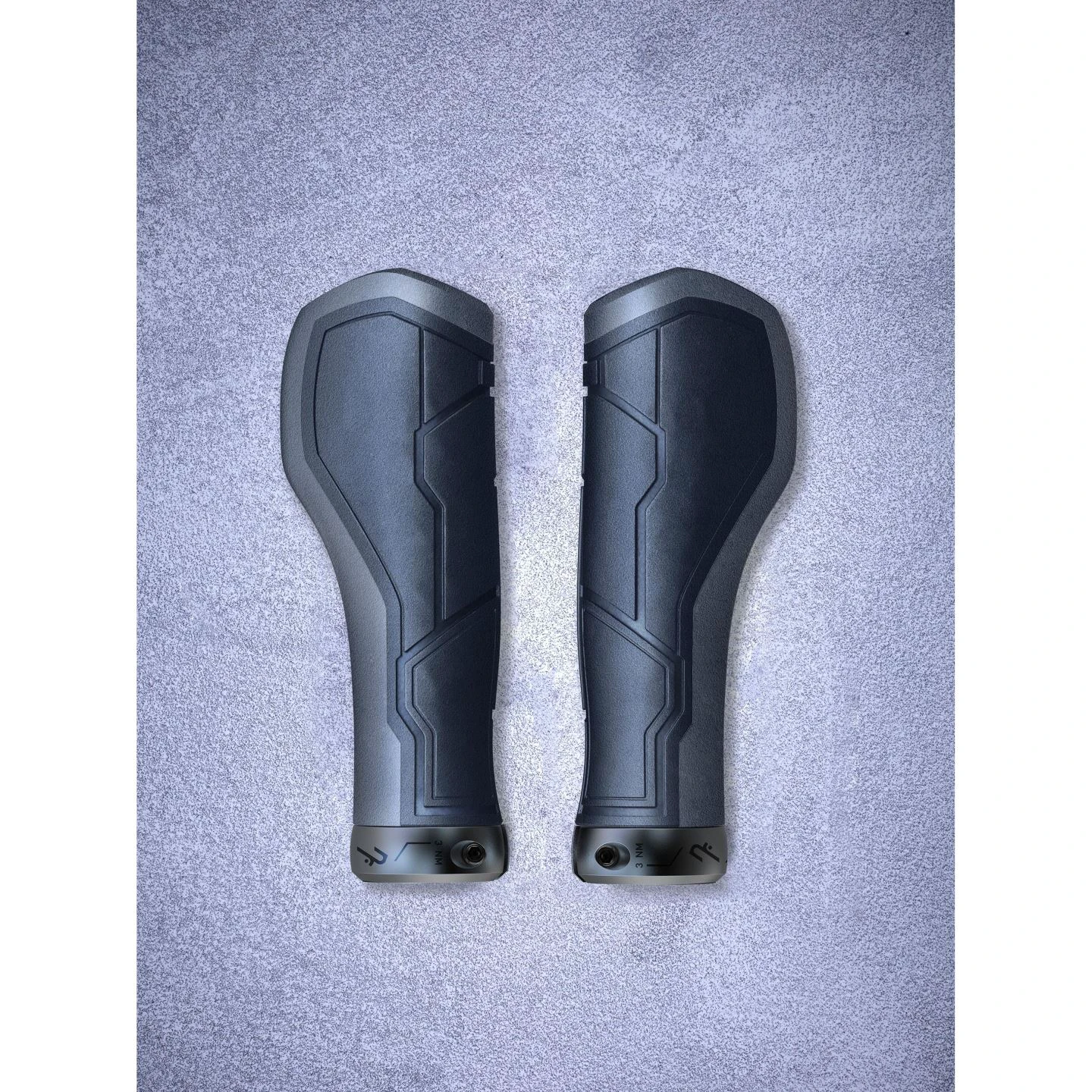 1. MANSOANE CUBE NATURAL GRIPS ALL TERRAIN BLACK GREY L