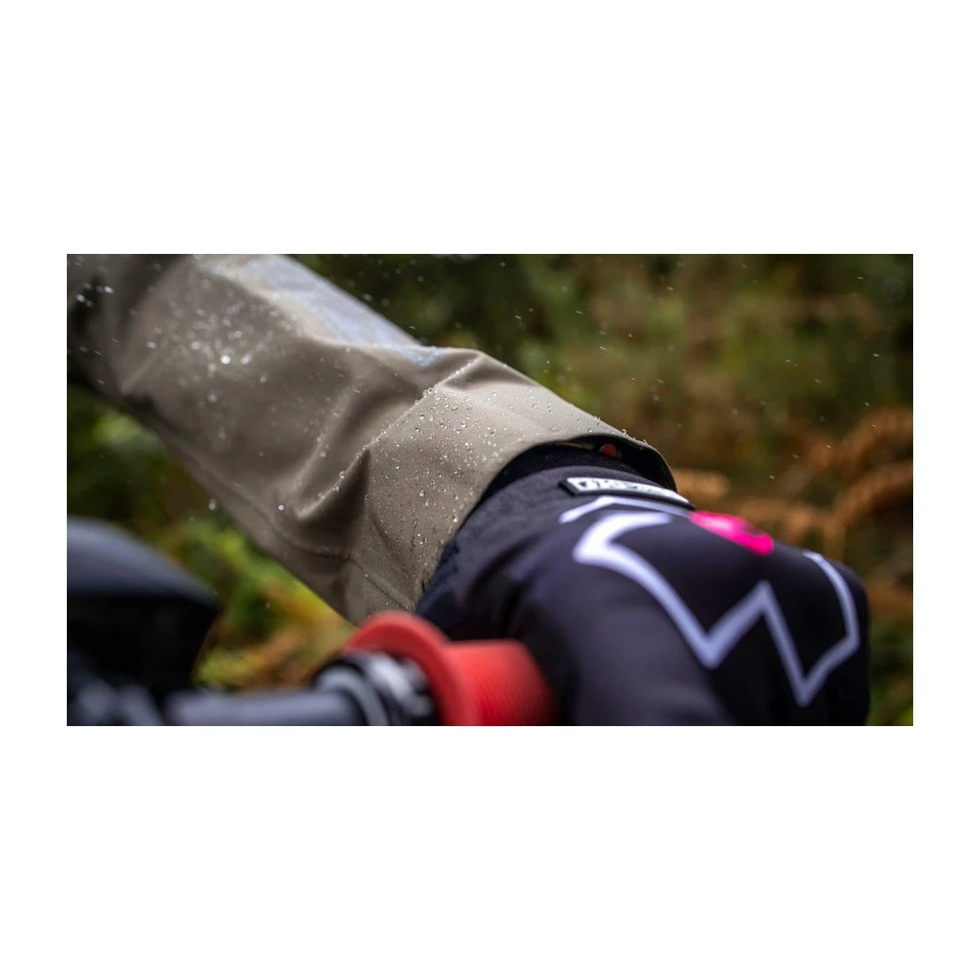 2. Spray impermeabilizant Bicicleta Muc-Off Rain Shield Re-proofer, 250ml
