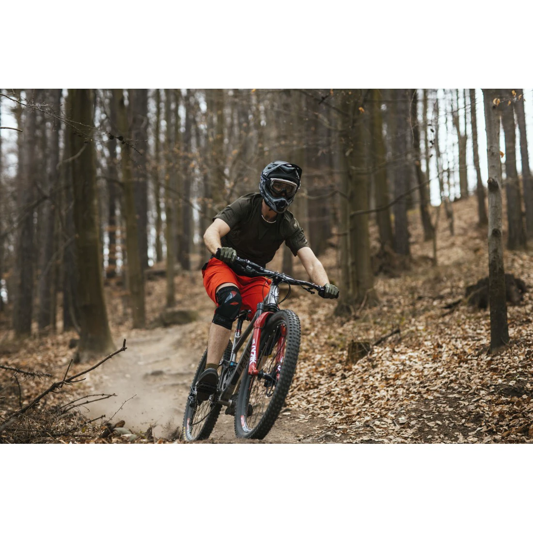 6. Pantaloni Force Blade MTB cu sub-pantaloni cu bazon rosu M