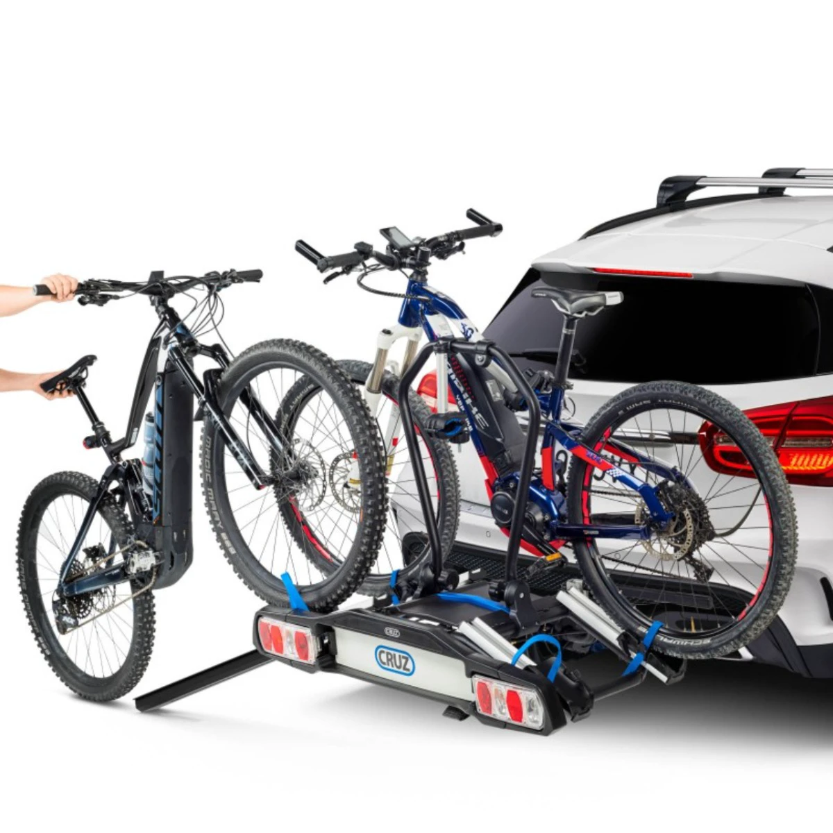 4. Suport pentru 2 biciclete electrice, Cruz Pivot eBike R3 940-509, cu prindere pe carligul de remorcare, 13 pini