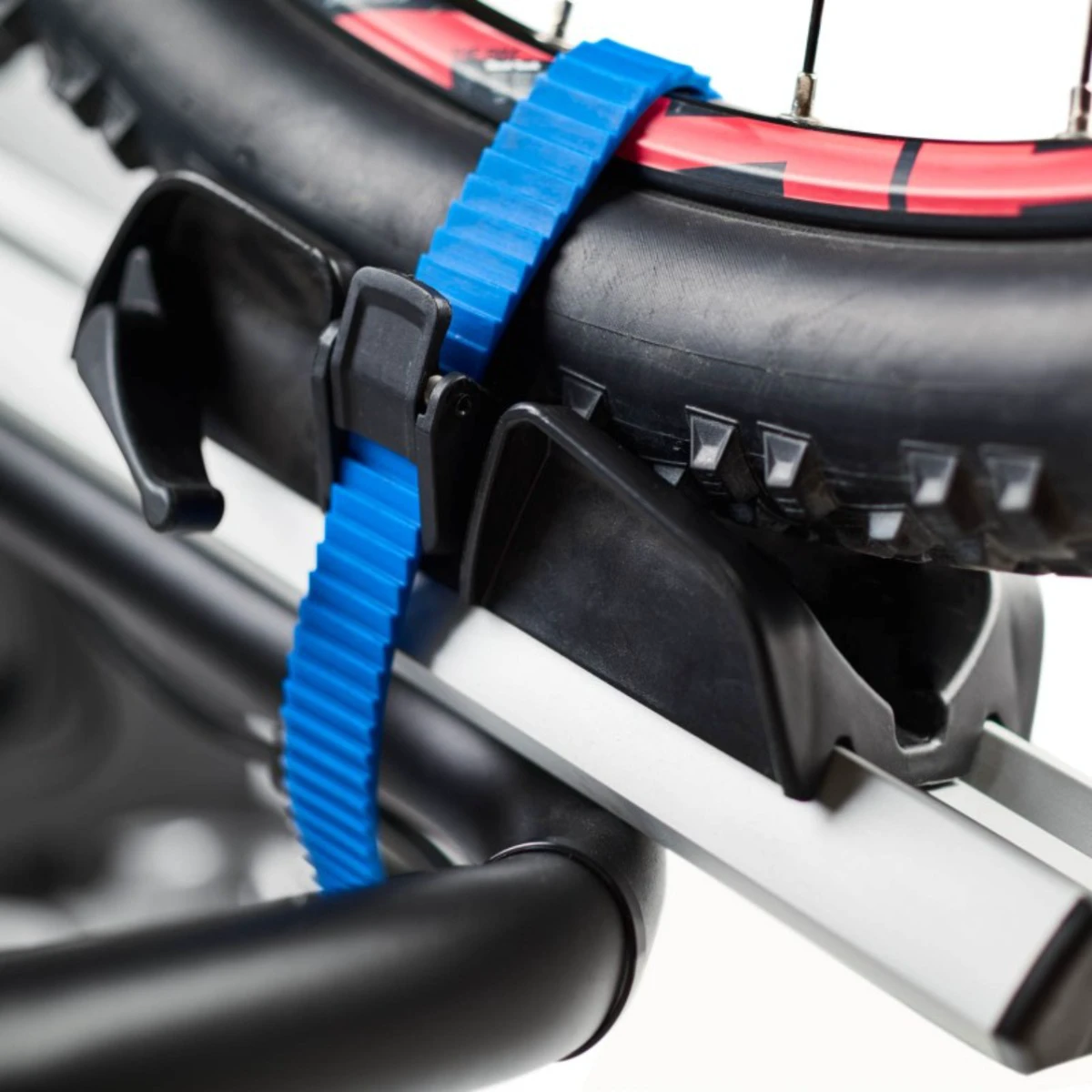 5. Suport pentru 2 biciclete electrice, Cruz Pivot eBike R3 940-509, cu prindere pe carligul de remorcare, 13 pini