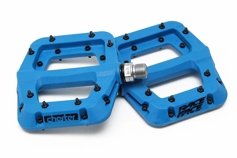 1. Pedale profesionale Race Face Chester, material compozit, 16 pini, culoare albastra