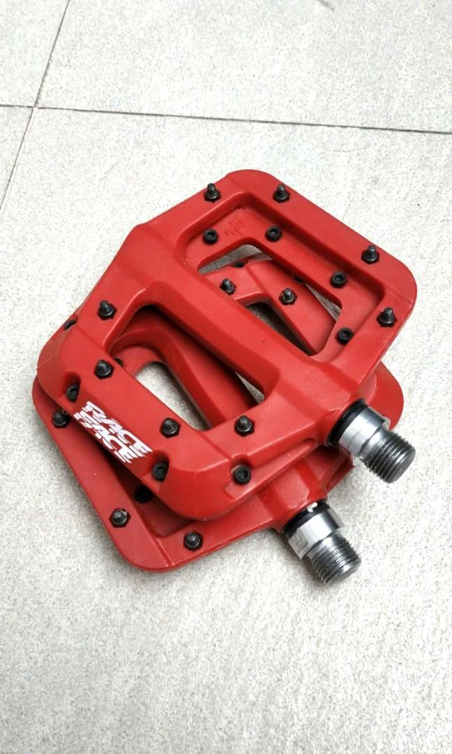 1. Pedale profesionale Race Face Chester, material compozit, 16 pini, culoare rosie