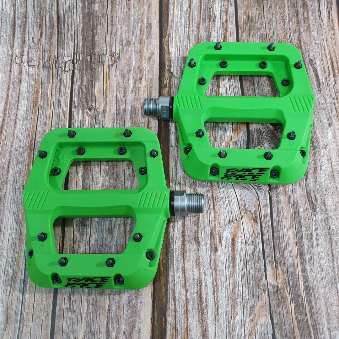 1. Pedale profesionale Race Face Chester, material compozit, 16 pini, culoare verde