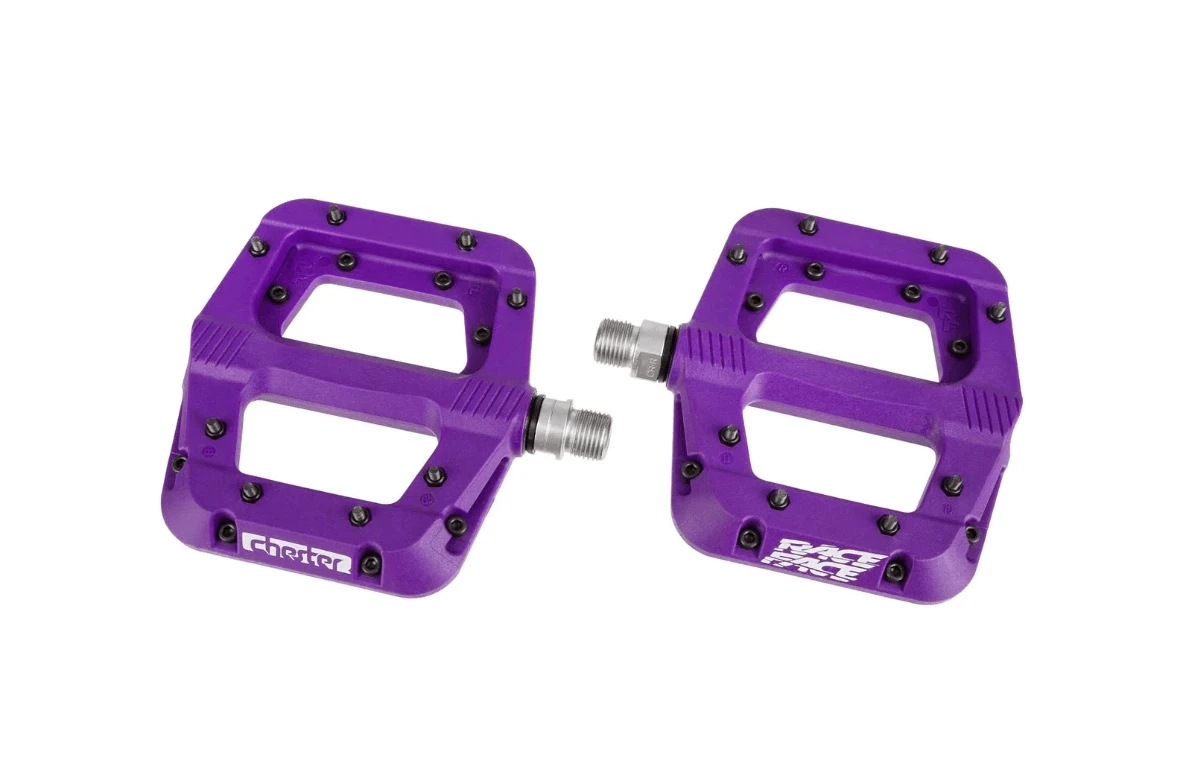 1. Pedale profesionale Race Face Chester, material compozit, 16 pini, culoare mov
