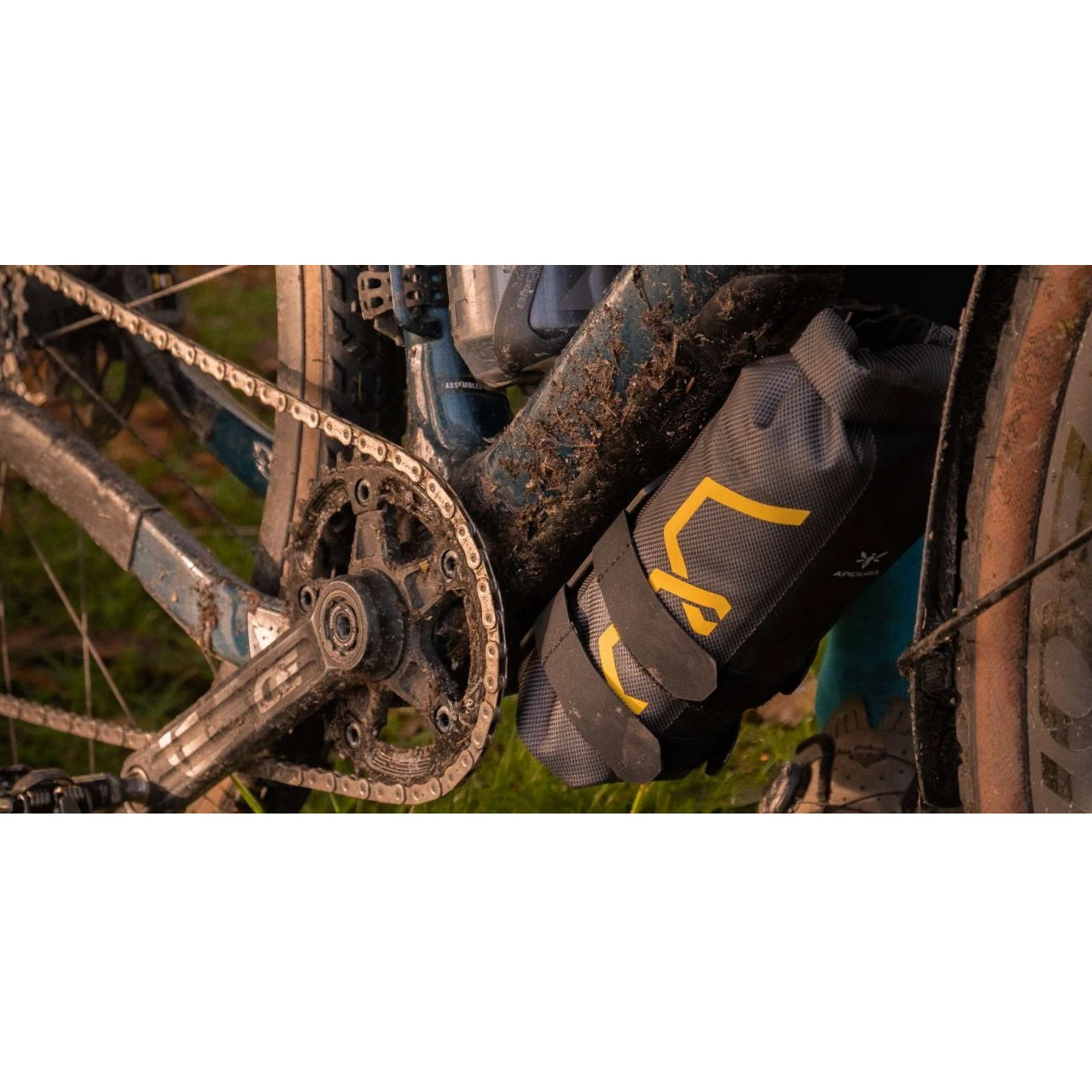 7. Apidura - geanta mica bicicleta Expedition cargo cage pack (1.3L) - gri negru