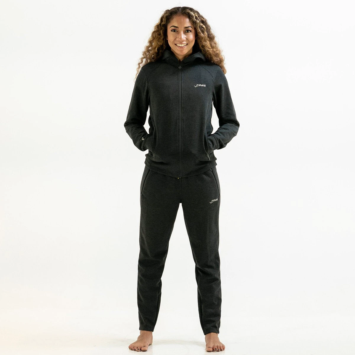 1. Finis - pantaloni lungi sport lejeri pentru femei Tech W Pants - negru