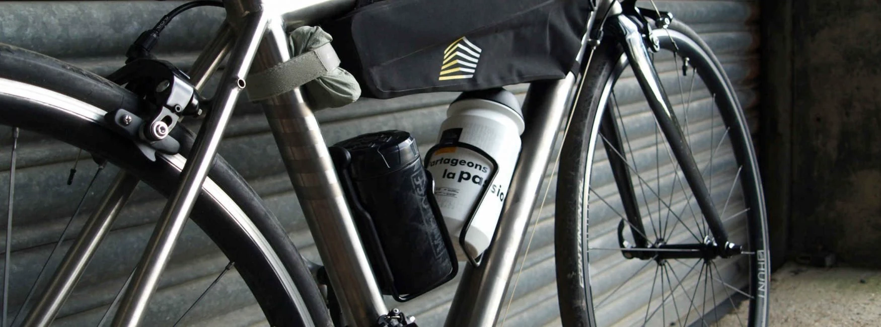 8. Apidura - accesoriu montaj si transport bidon bicicleta Expedition Bottle Cage Adapter - negru
