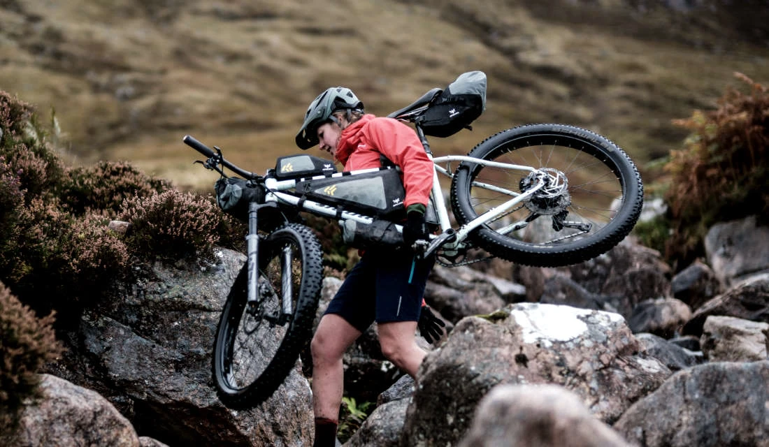 11. Apidura - geanta practica cu prindere in zona soldurilor, Backcountry 2.0 Hip Pack, 2.5L - gri inchis negru