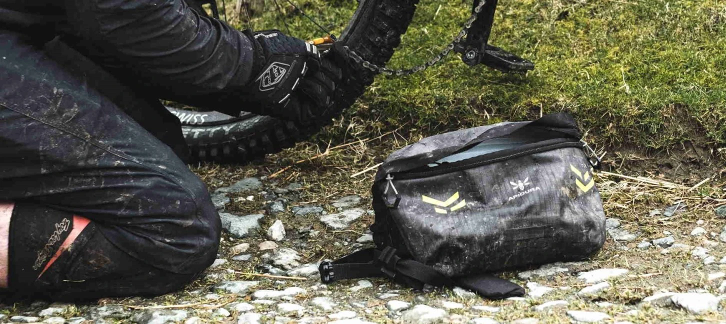 8. Apidura - geanta practica cu prindere in zona soldurilor, Backcountry 2.0 Hip Pack, 2.5L - gri inchis negru