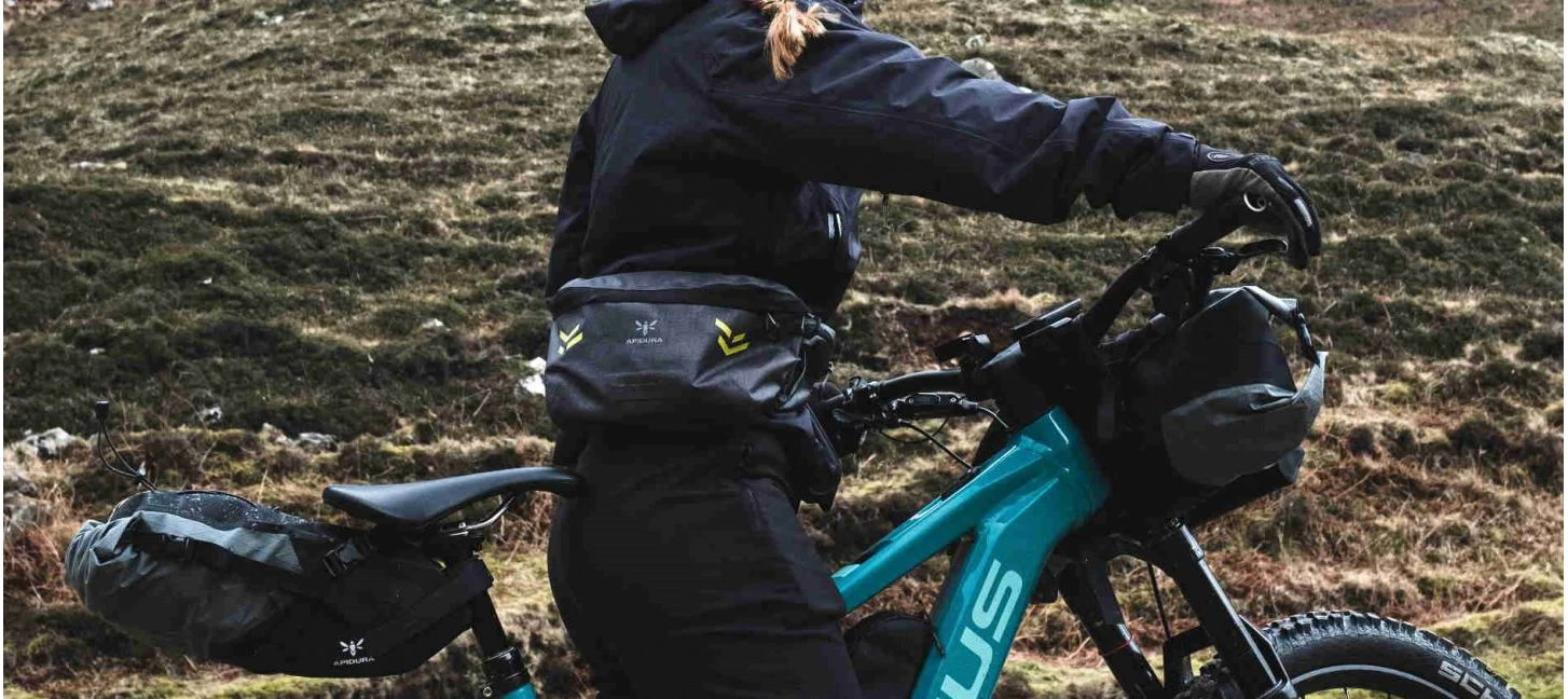 7. Apidura - geanta practica cu prindere in zona soldurilor, Backcountry 2.0 Hip Pack, 2.5L - gri inchis negru