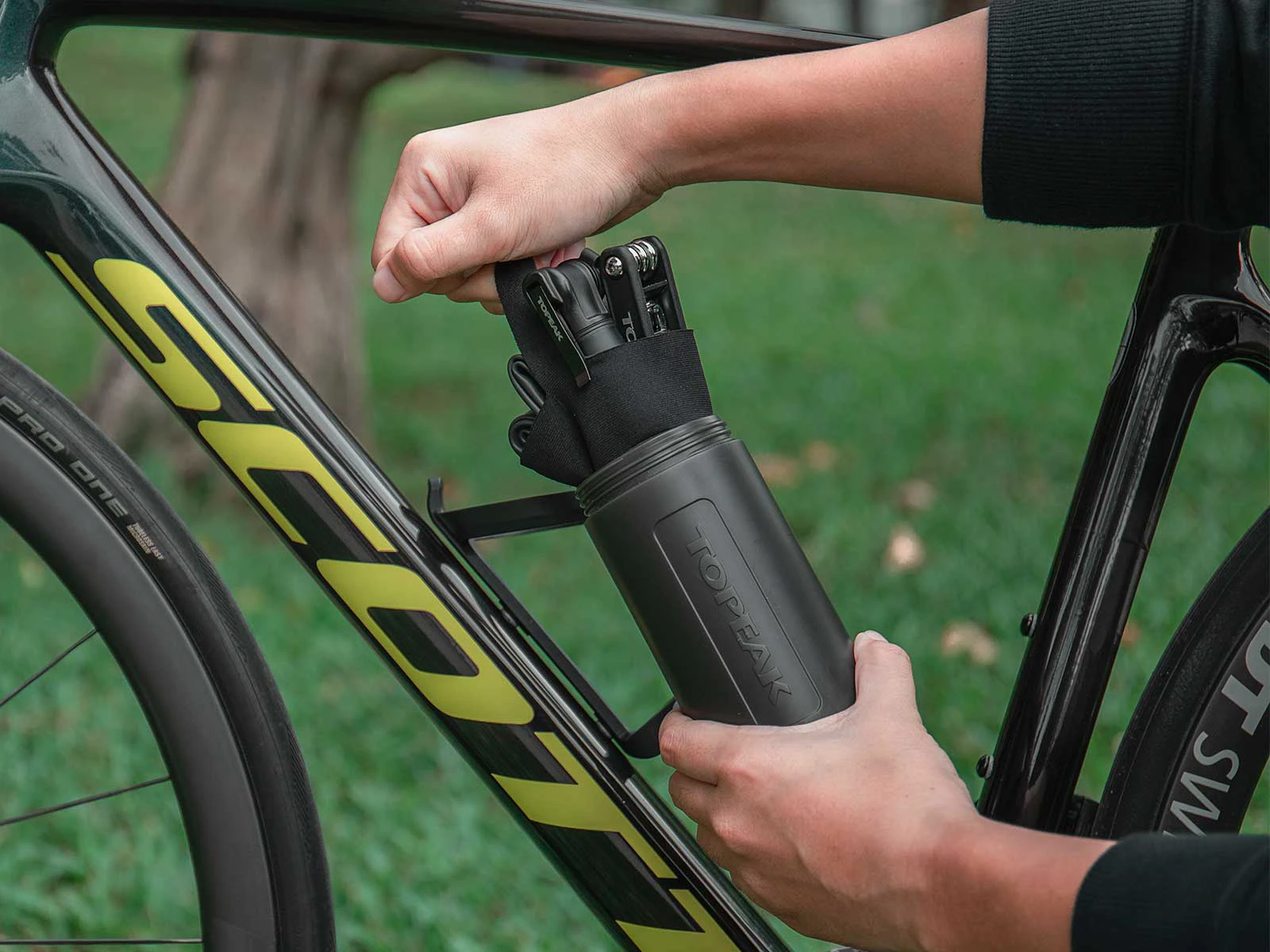 3. Topeak - bidon depozitare unelte sau accesorii bicicleta Escape Pod TEP-LB, marimea L, 850cc - negru
