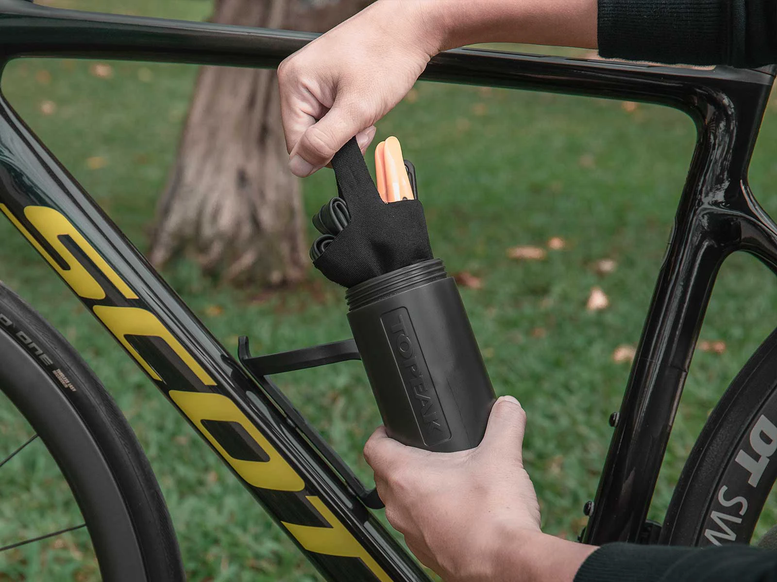 3. Topeak - bidon depozitare unelte sau accesorii bicicleta Escape Pod TEP-LB, marimea S, 520cc - negru