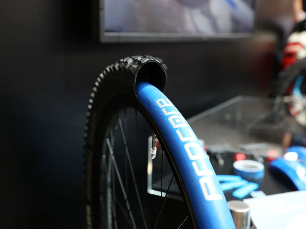 2. Set SCHWALBE Procore 26'' BL/BL