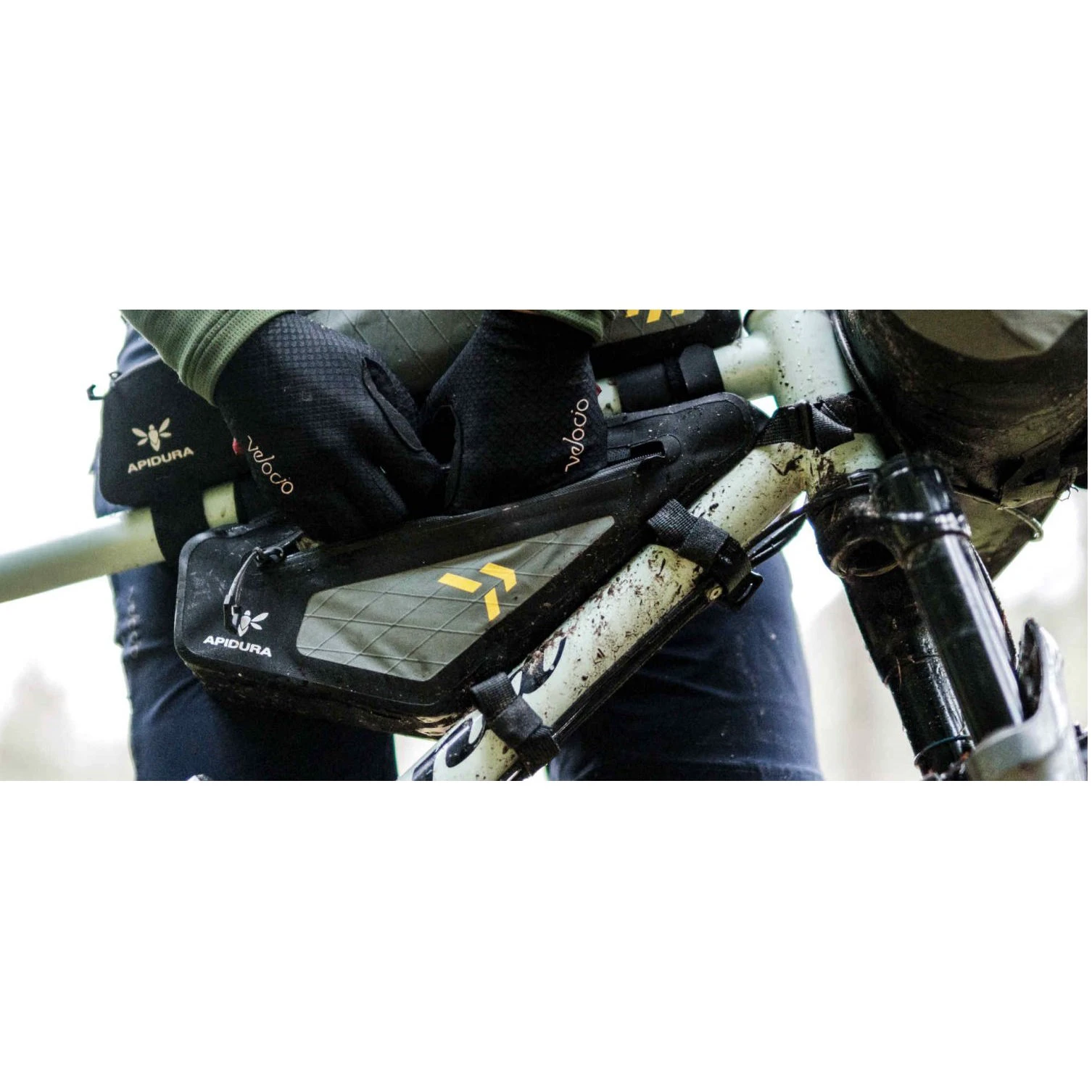 5. Apidura - geanta cadru bicicleta Backcountry 2.0 Frame Pack 2 litri - negru gri