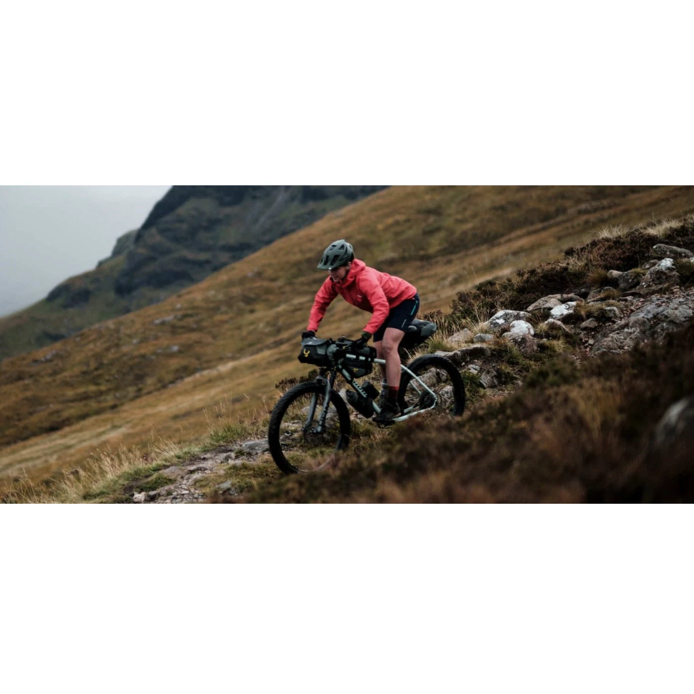 9. Apidura - geanta cadru bicicleta Backcountry 2.0 Frame Pack 2 litri - negru gri