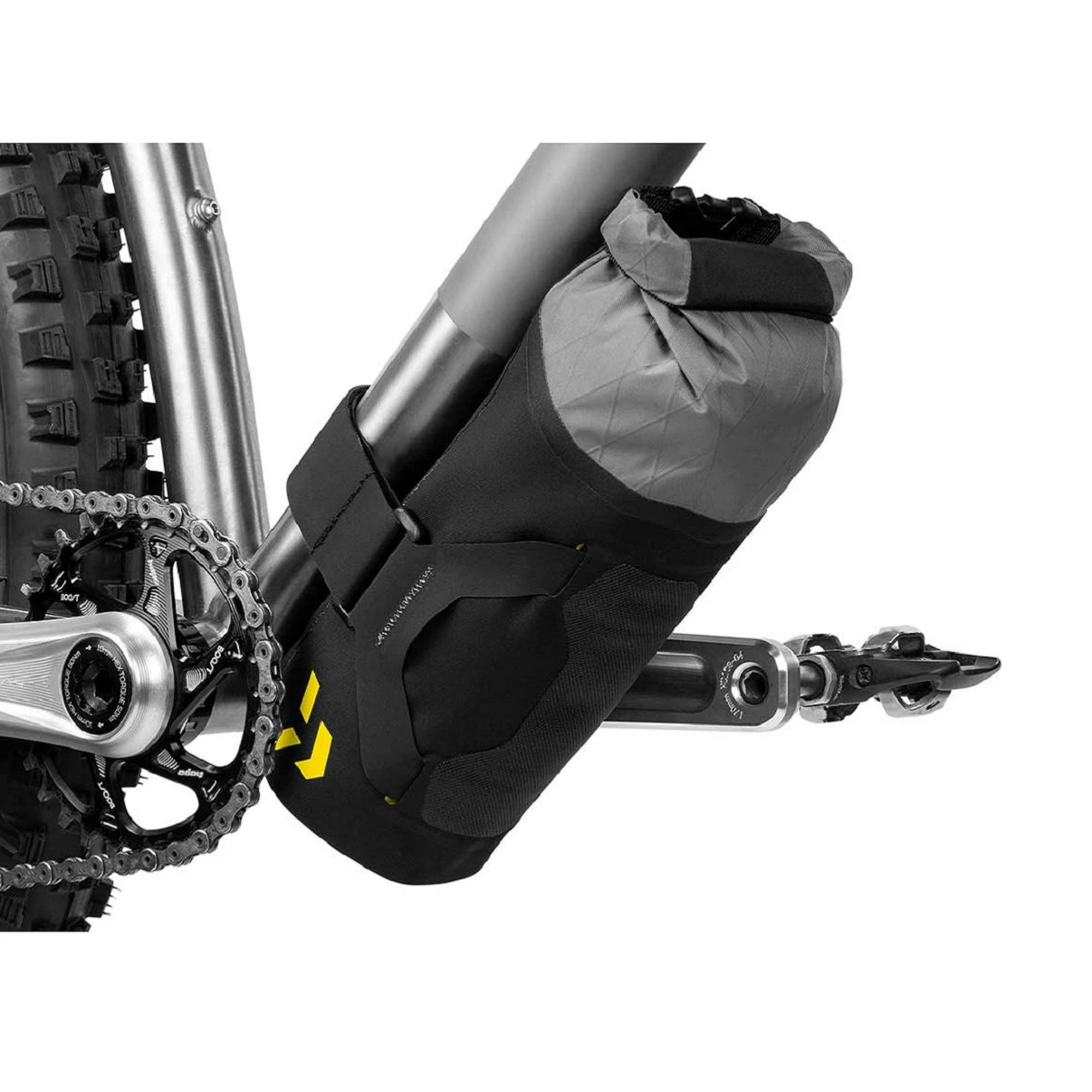 3. Apidura - geanta cadru bicicleta cu prindere in zona pedale Backcountry 2.0 Downtube Pack 1.8 litri - negru gri