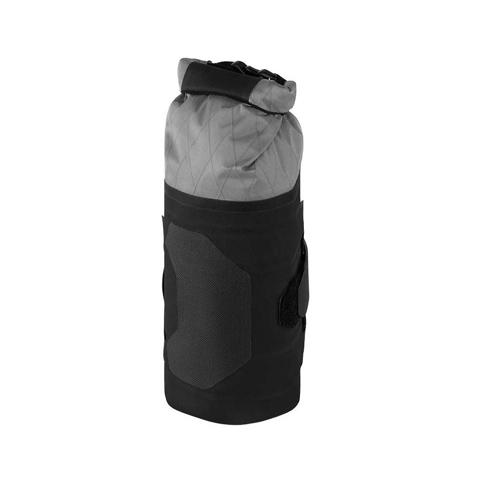 2. Apidura - geanta cadru bicicleta cu prindere in zona pedale Backcountry 2.0 Downtube Pack 1.8 litri - negru gri