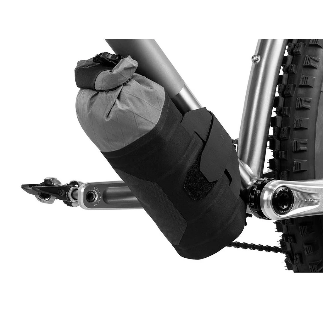 5. Apidura - geanta cadru bicicleta cu prindere in zona pedale Backcountry 2.0 Downtube Pack 1.8 litri - negru gri