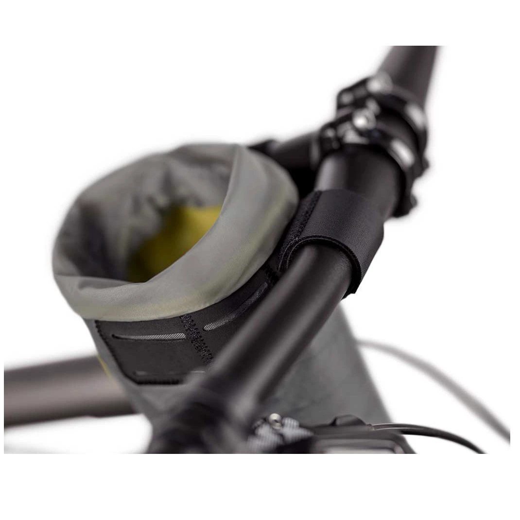 2. Apidura - geanta ghidon bicicleta Backcountry 2.0 Food Pouch 1.2 litri - gri negru