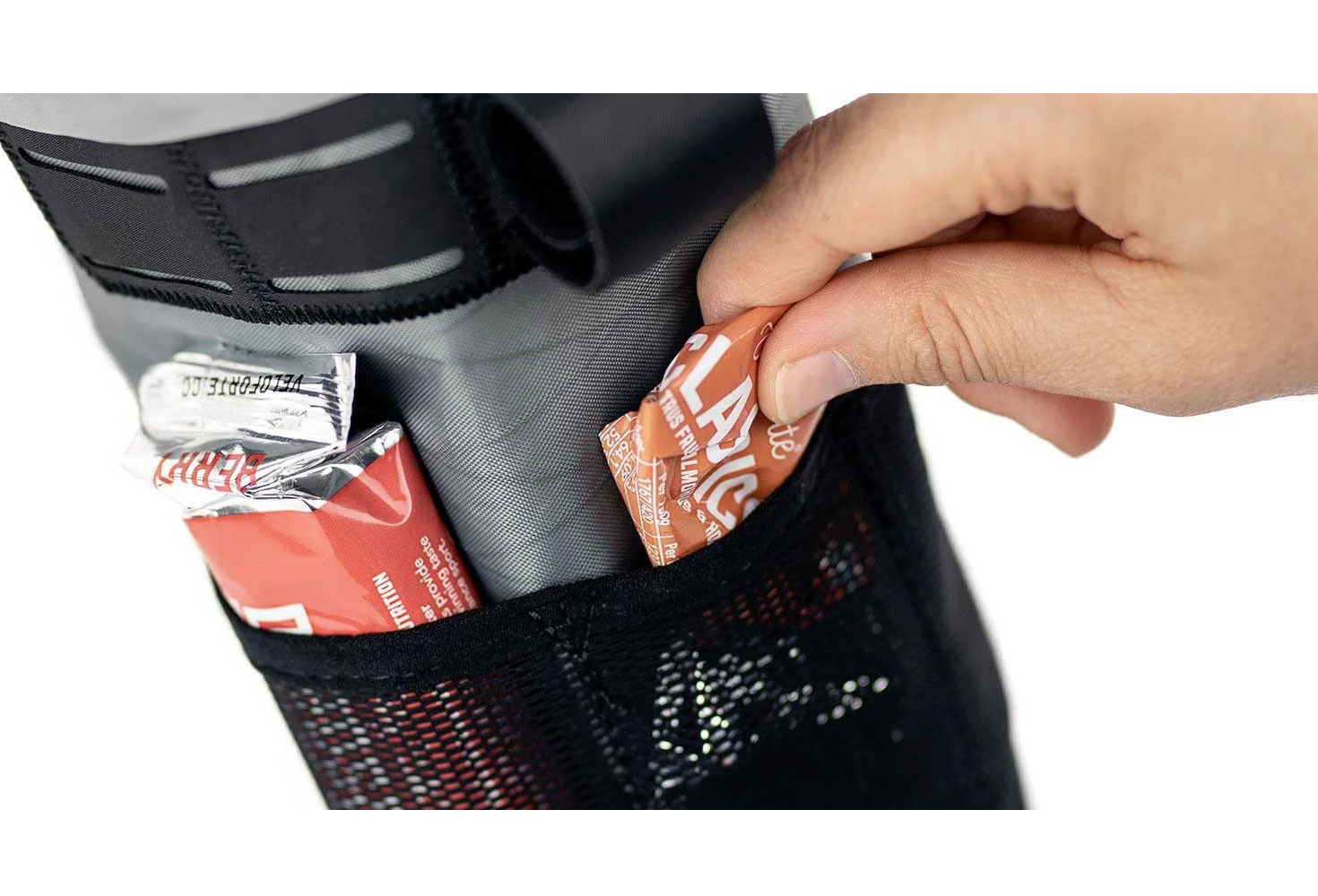 4. Apidura - geanta ghidon bicicleta Backcountry 2.0 Food Pouch 1.2 litri (varianta Plus) - gri negru
