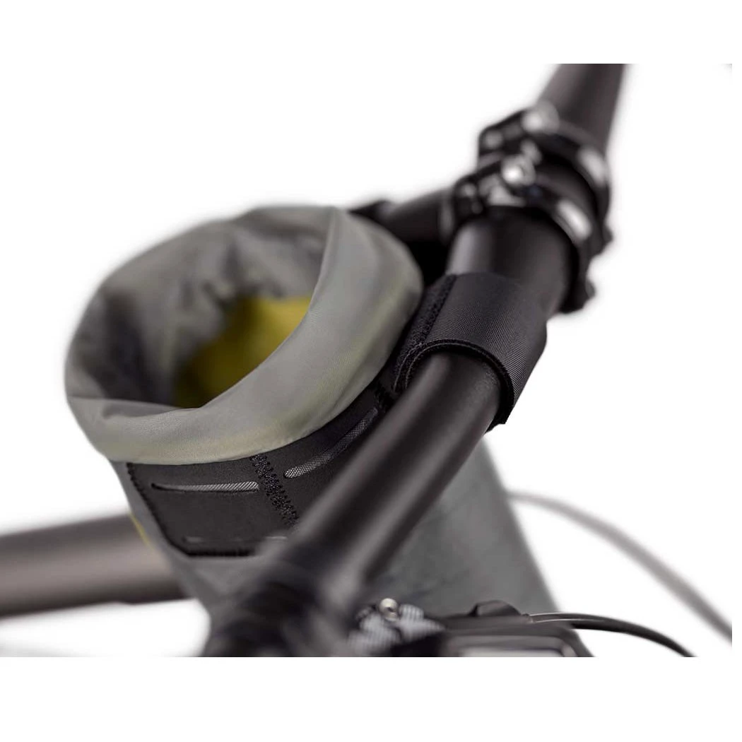 7. Apidura - geanta ghidon bicicleta Backcountry 2.0 Food Pouch 1.2 litri (varianta Plus) - gri negru