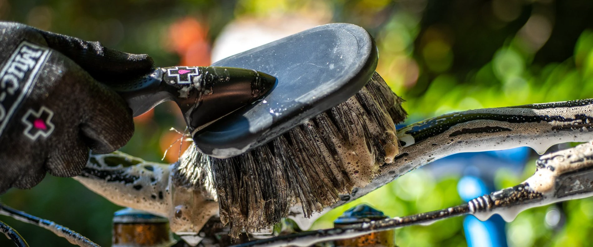 9. Muc-Off - Kit pentru curatare biciclete 8 in 1 elemente